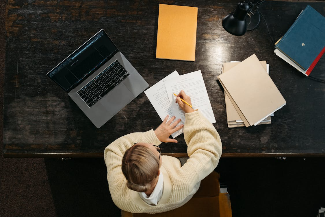 Attorney explaining probate steps to executor and heirs